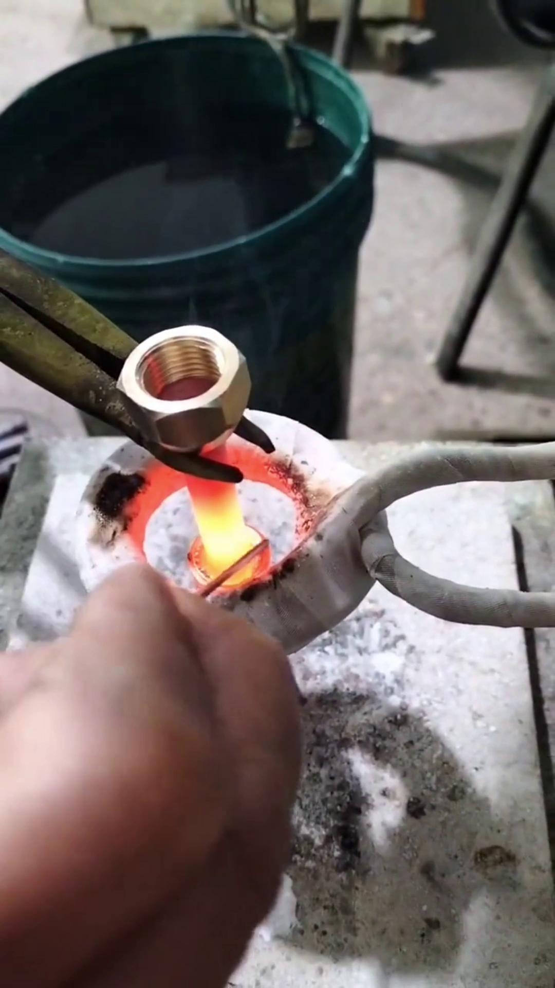 你还在用传统的火焰焊接铜管吗 人家都用上感应加热设备做铜管焊接了